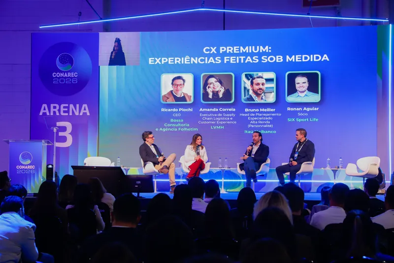 Ricardo Piochi, Amanda Correia, Bruno Meiller e Ronan Aguiar no palco do painel CX Premium: experiências feitas sob medida, no CONAREC 2026